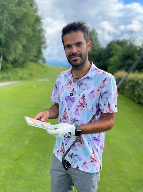 Marco vom GC Mangfalltal mit dem Trainingsbuch Mein Golf Training