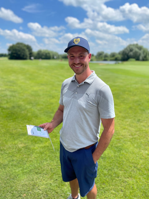 Benjamin vom GC Eschenried mit dem Trainingsbuch Mein Golf Training