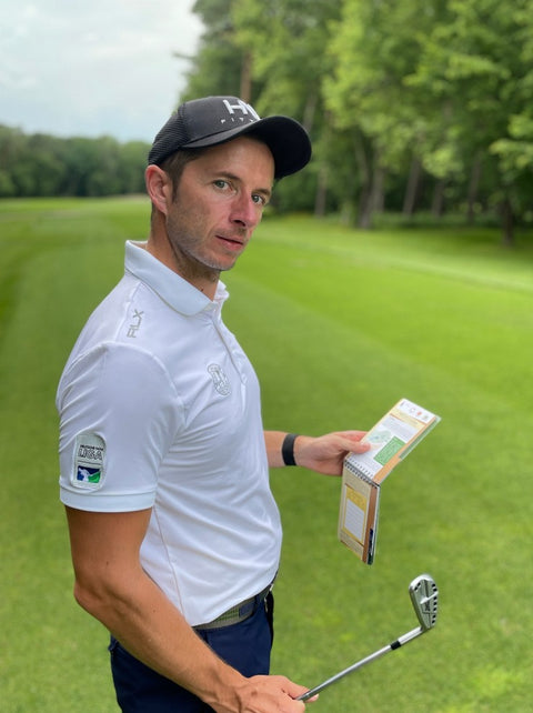 Constantin vom GC Olching mit dem Trainingsbuch Mein Golf Training
